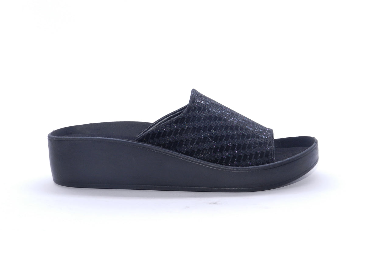 Women's Textured Wedge Slipper — Black