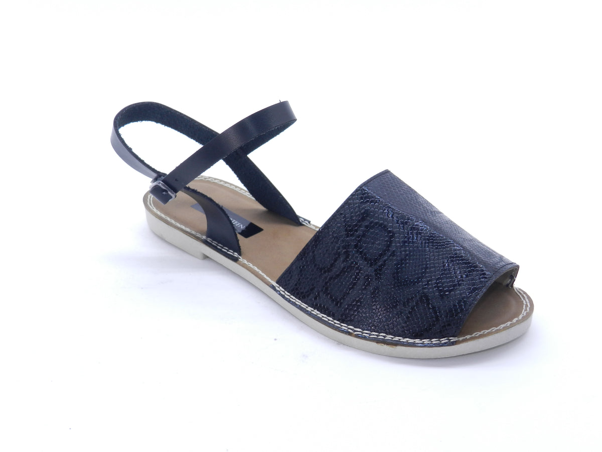 Women's Textured Flat Sandal — Black