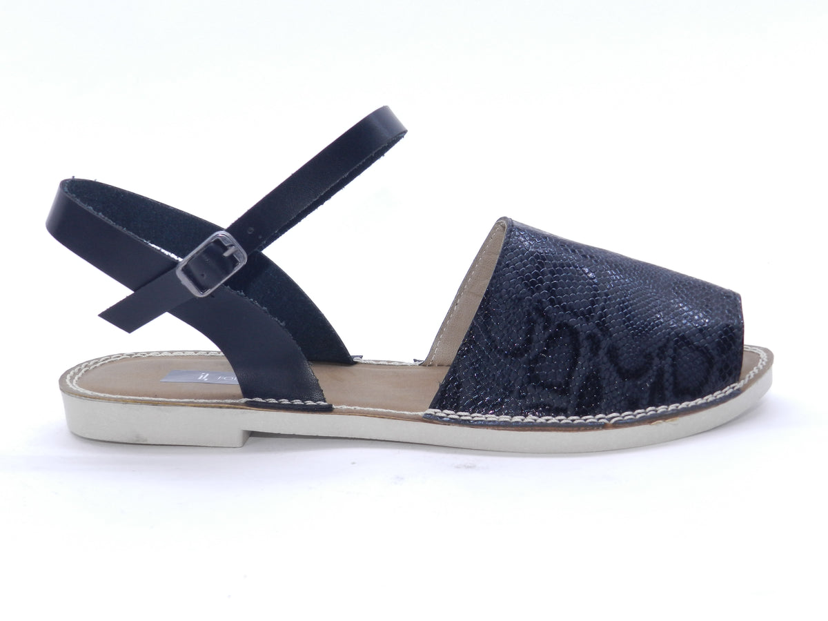 Women's Textured Flat Sandal — Black