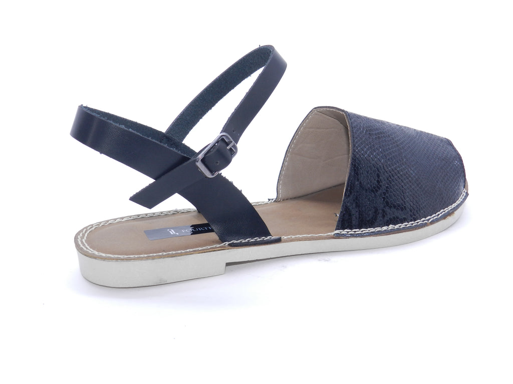 Women's Textured Flat Sandal — Black