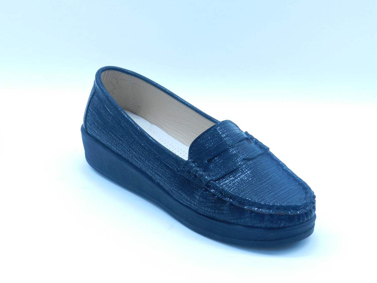 Women's Textured Wedge Loafer — Black